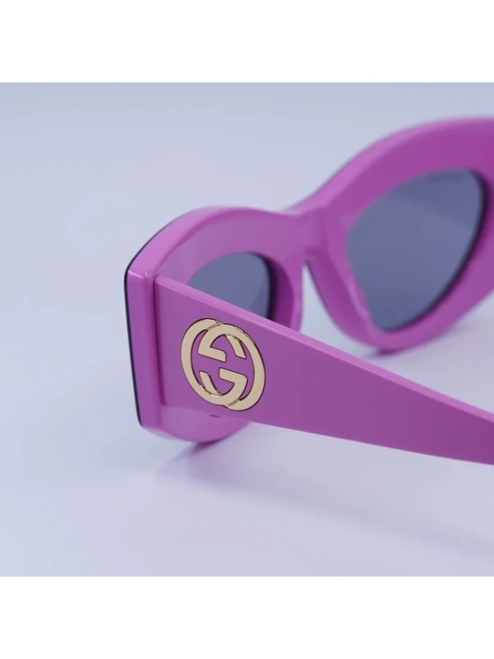 Gucci GG1843S 005 Sunglasses Shiny Black/Fuchsia Cat Eye Frame, Grey Lenses
